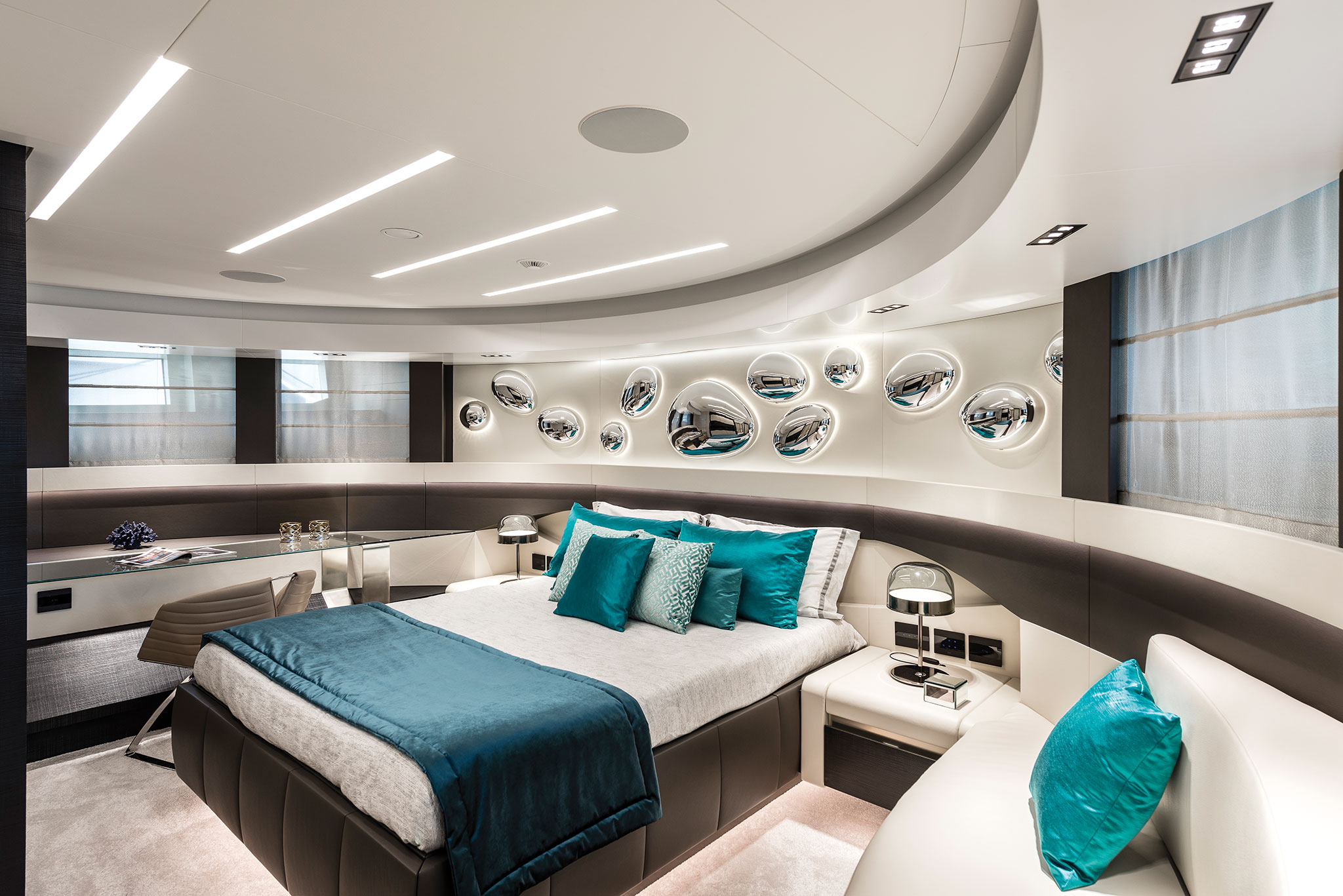 Pershing-140_chorusline_master_cabin-yachts-france-172